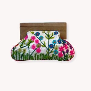 Handmade Floral Embroidered Garden Clutch – Wooden Handle Frame Bag – Boho